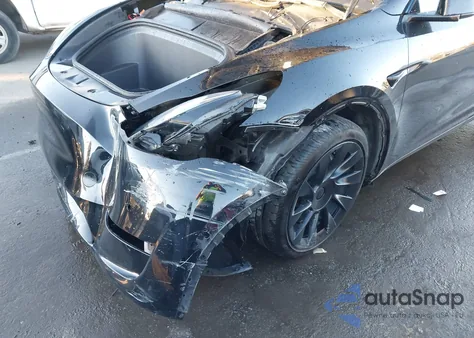 2022 Tesla Model Y Long Range Dual Motor All-Wheel Drive z USA, uszkodzony, nr VIN 7SAYGAEE1NF393351